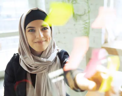فتاة تكتب ملاحظات